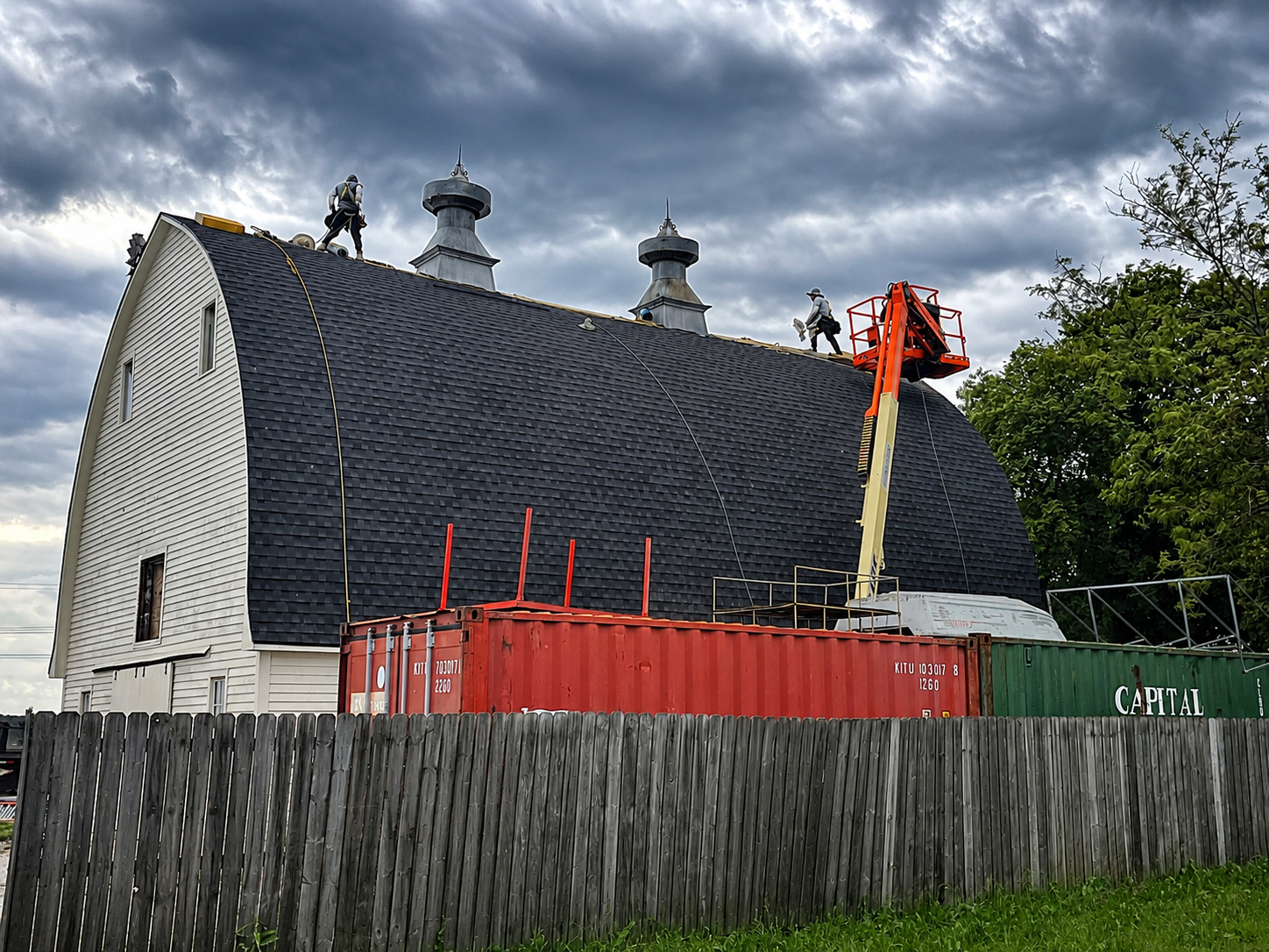 Alfa Y Omega roofing crew on an Omaha-area home